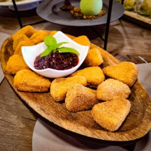 Knusprige Käsenuggets mit Preiselbeerdip