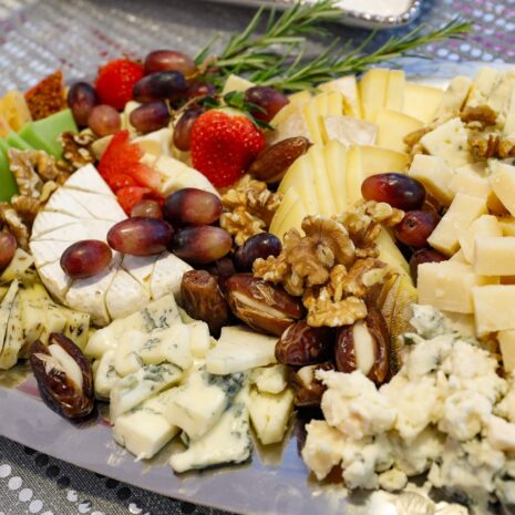 Königliche Käseplatte mit gemischtem Käse und Trüffelhonig