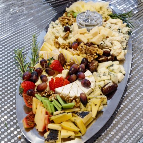 Königliche Käseplatte mit gemischtem Käse und Trüffelhonig