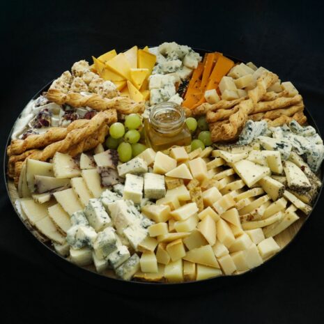 Königliche Käseplatte mit gemischtem Käse und Trüffelhonig