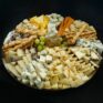 Königliche Käseplatte mit gemischtem Käse und Trüffelhonig