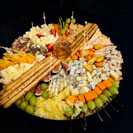 Königliche Käseplatte mit gemischtem Käse und Trüffelhonig