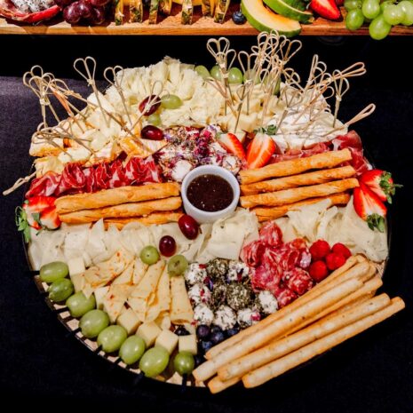 Königliche Käseplatte mit gemischtem Käse und Trüffelhonig