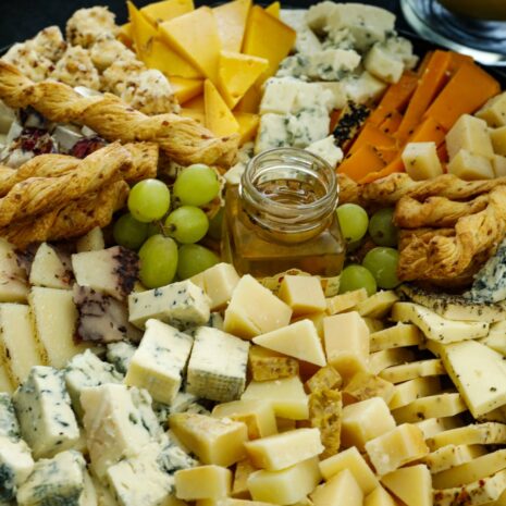 Königliche Käseplatte mit gemischtem Käse und Trüffelhonig