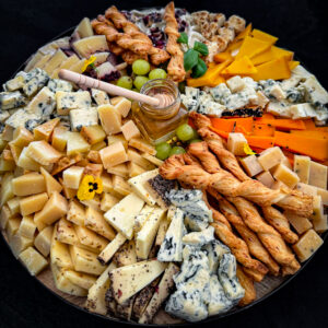 Königliche Käseplatte mit gemischtem Käse und Trüffelhonig