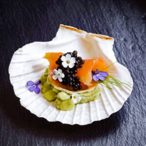 Lachs auf Guacamole · Serviert in der Muschel