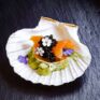 Lachs auf Guacamole · Serviert in der Muschel