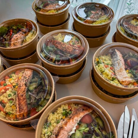Lachsfilet mit Gemüsereis und frischem Salat (3)