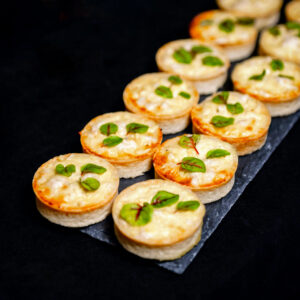 Mini-Quiche mit Hähnchen und Ananas