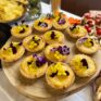 Mini-Quiche mit Hähnchen und Ananas