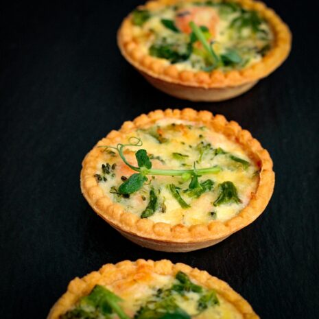 Mini-Quiche mit Lachs und Brokkoli