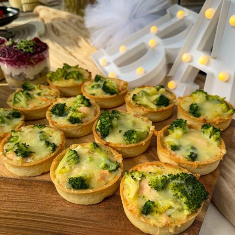 Mini-Quiche mit Lachs und Brokkoli