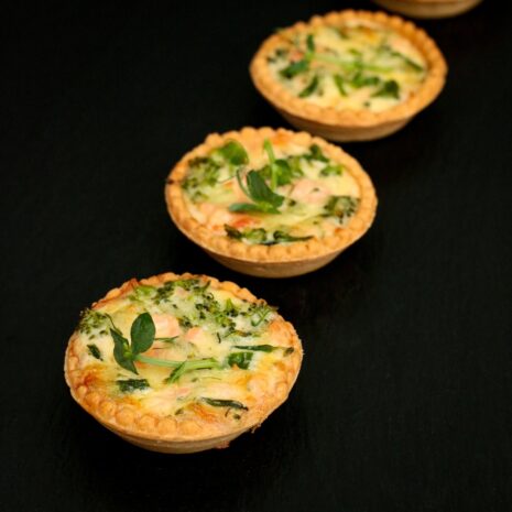 Mini-Quiche mit Lachs und Brokkoli