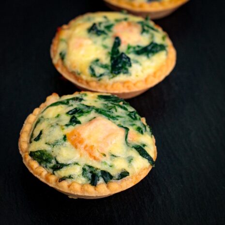 Mini-Quiche mit Lachs und Spinat Mini-Quiche mit Lachs und Spinat