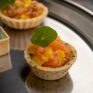 Oliven-Tartelette mit Lachstatar (2)
