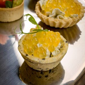 Oliven-Tartelette mit Passionsfruchtkaviar