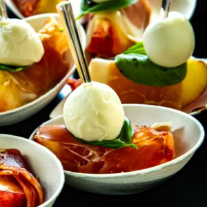 Pfirsich-Prosciutto-Häppchen mit Mozzarella
