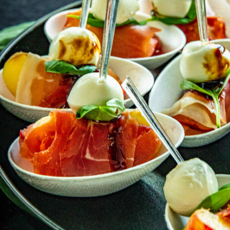 Pfirsich-Prosciutto-Häppchen mit Mozzarella Pfirsich-Prosciutto-Häppchen mit Mozzarella