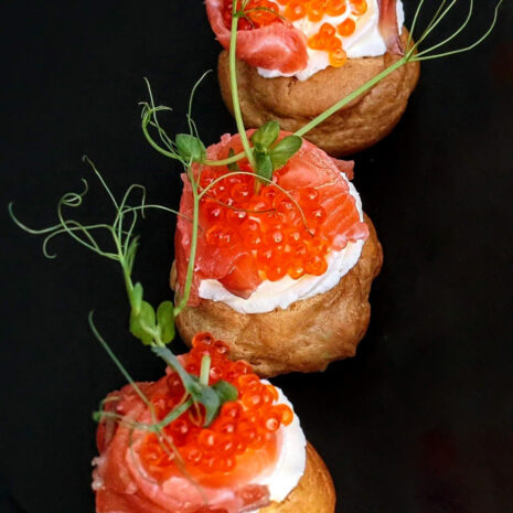 Profiterole Lachs mit rotem Kaviar Profiterole Lachs mit rotem Kaviar