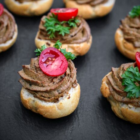 Profiterole Mousse aus Hühnerleber Profiterole Mousse aus Hühnerleber