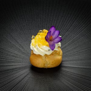 Profiterole mit Passionsfruchtkaviar