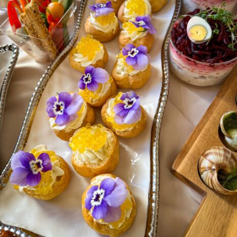 Profiterole mit Passionsfruchtkaviar Profiterole mit Passionsfruchtkaviar