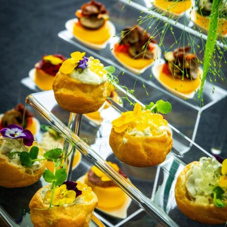 Profiterole mit Passionsfruchtkaviar2 Profiterole mit Passionsfruchtkaviar