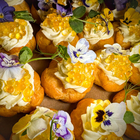 Profiterole mit Passionsfruchtkaviar3 Profiterole mit Passionsfruchtkaviar