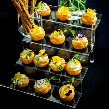 Profiterole mit Passionsfruchtkaviar Profiterole mit Passionsfruchtkaviar