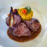 Schweinsmedaillons mit karamellisierten Zwiebeln, Pilzrahmsauce und Curryreis