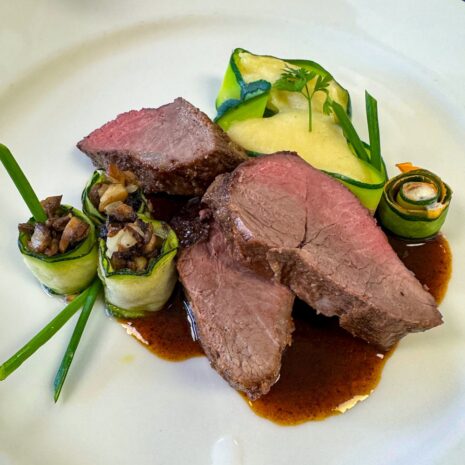 Rosa gebratener Rinderbraten mit Erdäpfelpüree und Rotweinjus