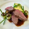 Rosa gebratener Rinderbraten mit Erdäpfelpüree und Rotweinjus