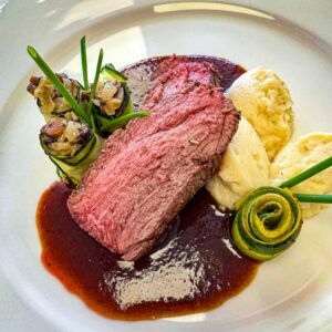 Rosa gebratener Rinderbraten mit Erdäpfelpüree und Rotweinjus