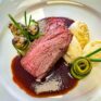 Rosa gebratener Rinderbraten mit Erdäpfelpüree und Rotweinjus