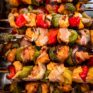 Saftige Hähnchen-Gemüse-Spieße
