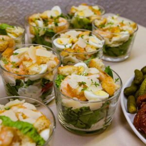 Salat mit Garnelen und Croûtons