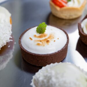 Schokoladen-Tartelette mit Vanillecreme brûlée