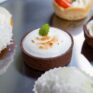 Schokoladen-Tartelette mit Vanillecreme brûlée