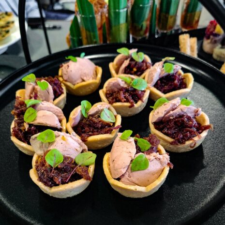Tartelette mit Gänseleberpastete & karamellisierten Zwiebeln