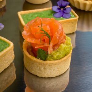 Tartelette mit Guacamole und Lachsrose
