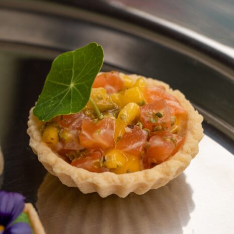 Tartelette mit Lachstatar (1) Tartelette mit Lachstatar (1)