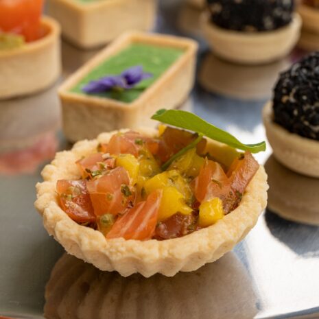 Tartelette mit Lachstatar (2) Tartelette mit Lachstatar (2)