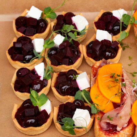 Tartelette mit Roter Rübe & Mini-Mozzarella Tartelette mit Roter Rübe & Mini-Mozzarella