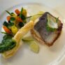 Wolfsbarschfilet auf Kartoffelterrine mit Gemüseröllchen