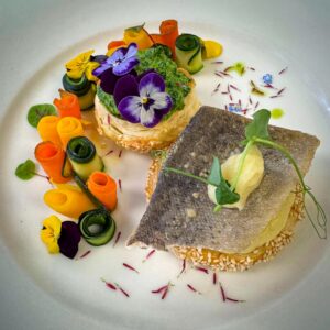 Wolfsbarschfilet auf Kartoffelterrine mit Gemüseröllchen