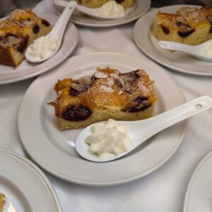 Zwetschkenkuchen mit Mandeln und Vanillecreme